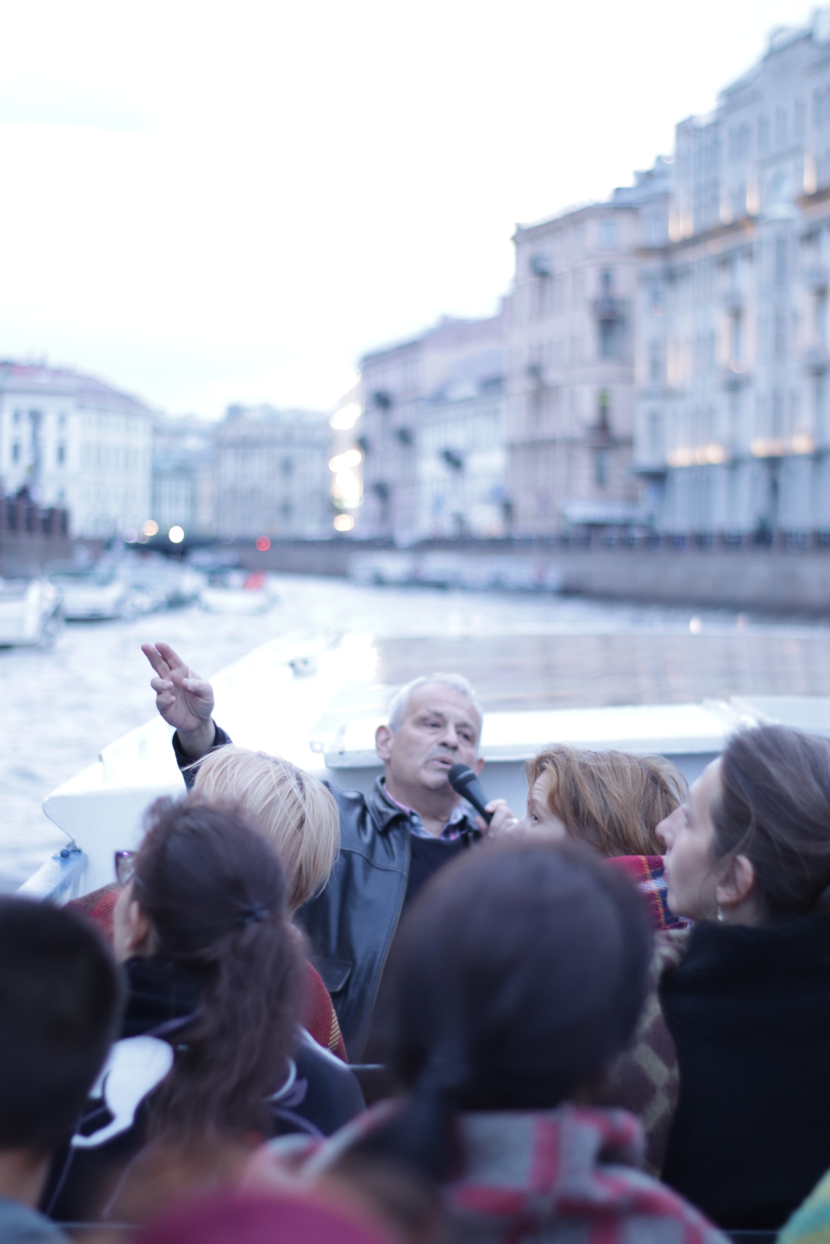Борис Кипнис проводит экскурсию на теплоходе