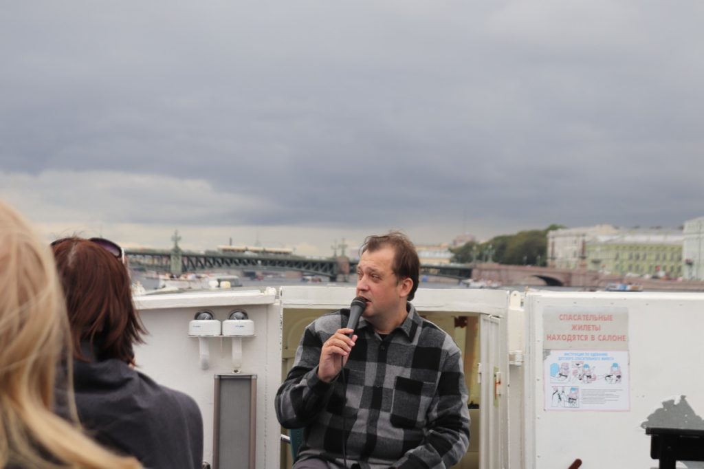 Проведение корпоративных экскурсий в Санкт-Петербурге от Цифровой Истории на реке Неве