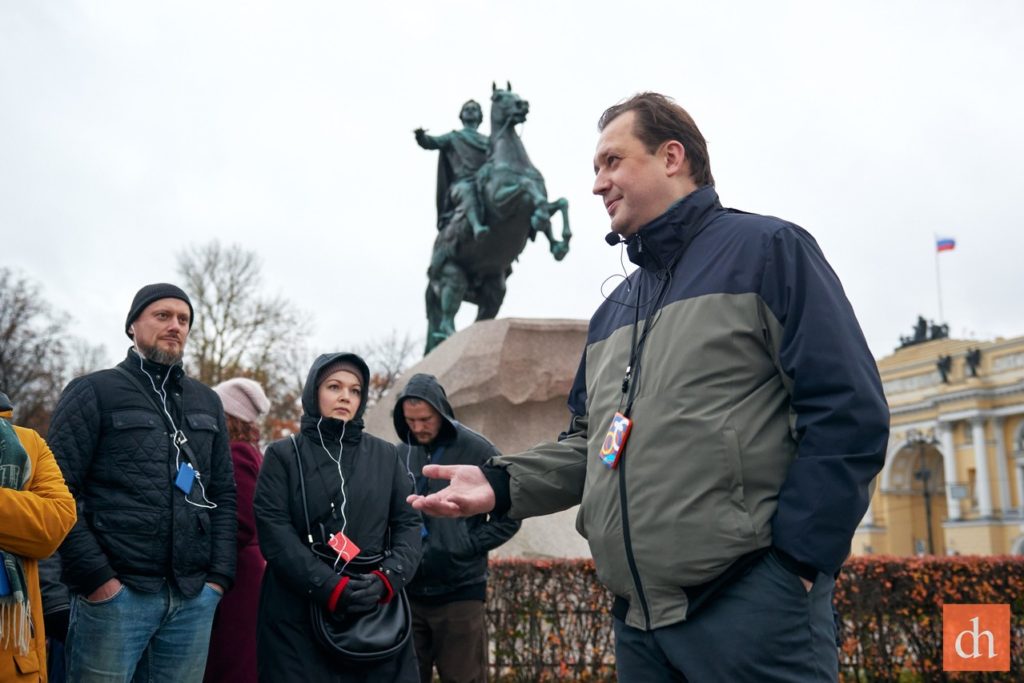 Егор Яковлев ведет экскурсию